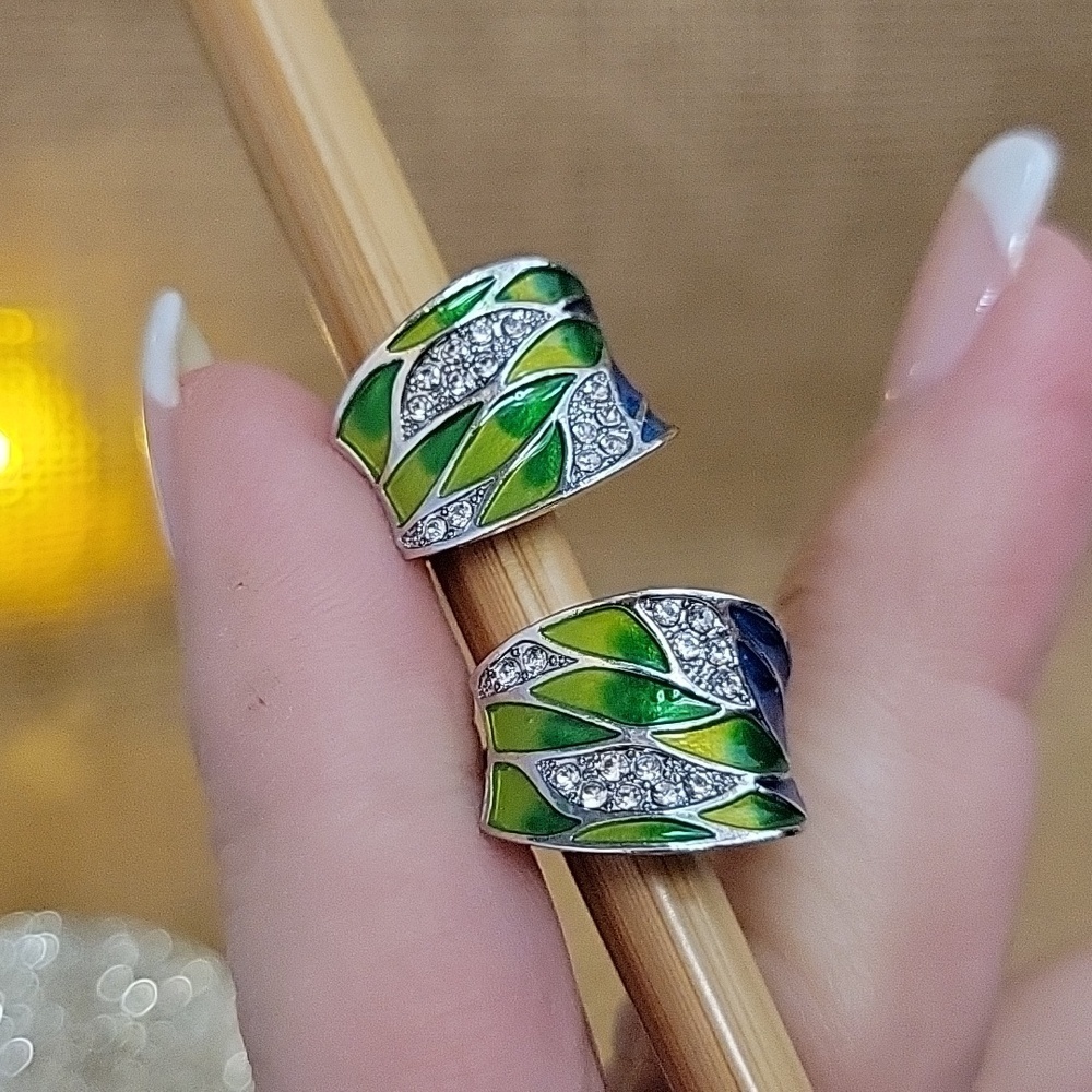 🔥LAST PAIR🔥 ENAMEL LEAF MOTIF HUGGIES